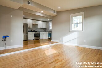 14 Glenmont Rd, Unit 2 in Boston, MA - Foto de edificio - Building Photo