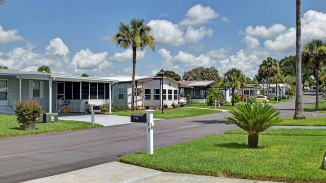 Lake Juliana Landings in Auburndale, FL - Foto de edificio - Primary Photo