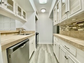 2201 Fountain View Dr, Unit #F in Houston, TX - Building Photo - Building Photo