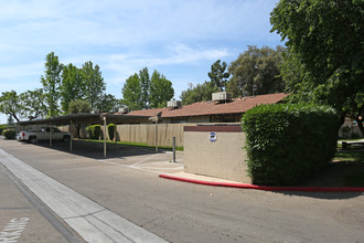 Willow Wood Apartments in Fresno, CA - Building Photo - Building Photo