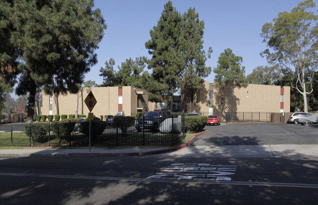 Bella Vista Apartments in San Diego, CA - Foto de edificio - Building Photo