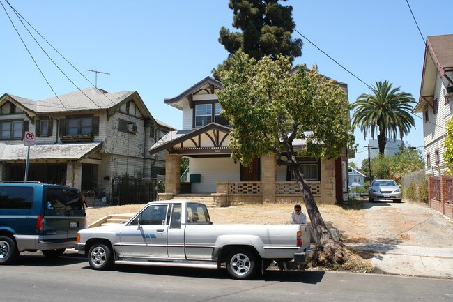 2759 Francis Ave in Los Angeles, CA - Building Photo - Building Photo