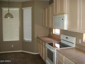 5261 E Hilton Ave in Mesa, AZ - Building Photo - Building Photo