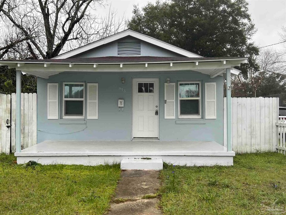 813 N E St in Pensacola, FL - Foto de edificio