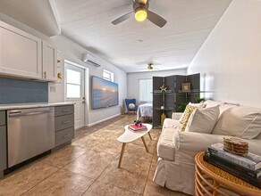 630 NE 37th St, Unit 1W in Oakland Park, FL - Building Photo - Building Photo