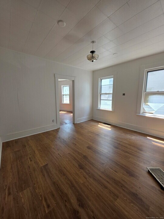 269 N Main St in Ansonia, CT - Foto de edificio