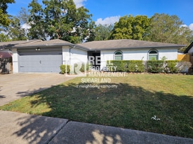 10527 Westedge Dr in Sugar Land, TX - Building Photo