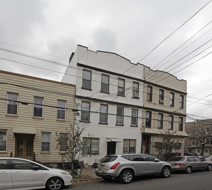 504 Woodward Ave in Ridgewood, NY - Building Photo