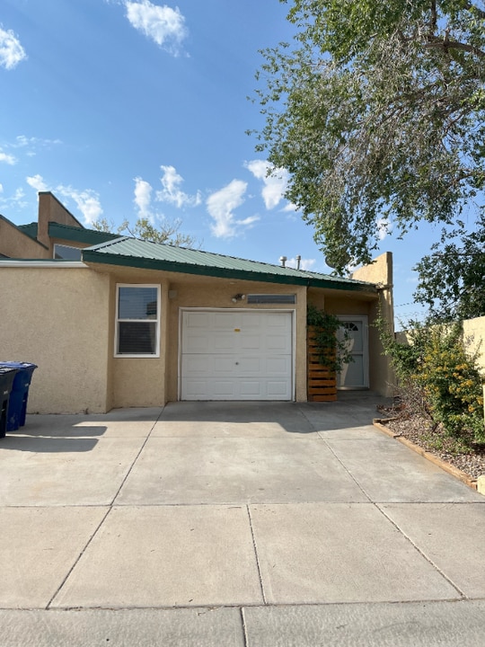 5604 Del Oeste Rd in Albuquerque, NM - Building Photo