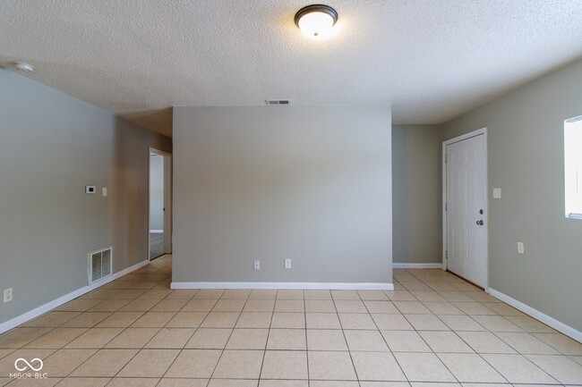 6213 Commodore Dr in Indianapolis, IN - Building Photo - Building Photo