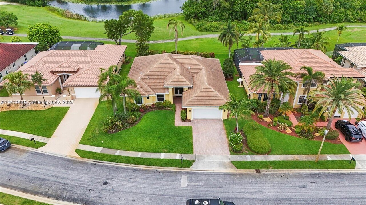 720 Cypress Pointe Dr W in Pembroke Pines, FL - Building Photo