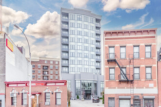 27-18 Hoyt Ave S in Long Island City, NY - Building Photo - Building Photo