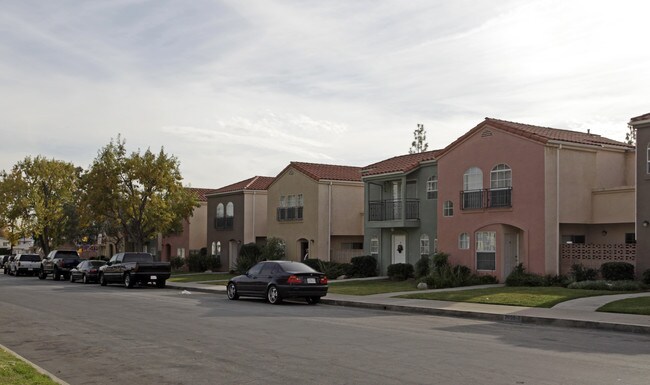 2020 2nd St in San Fernando, CA - Foto de edificio - Building Photo