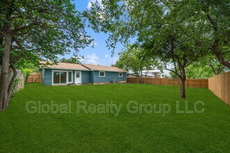 385 W Faust St in New Braunfels, TX - Building Photo - Building Photo