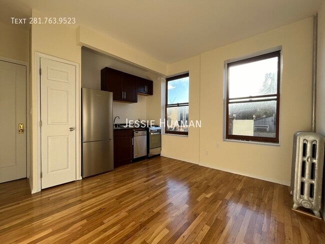 207-209-209 W 11th St in New York, NY - Building Photo - Building Photo