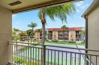 18810 NW 57th Ave, Unit 121 in Hialeah, FL - Foto de edificio - Building Photo