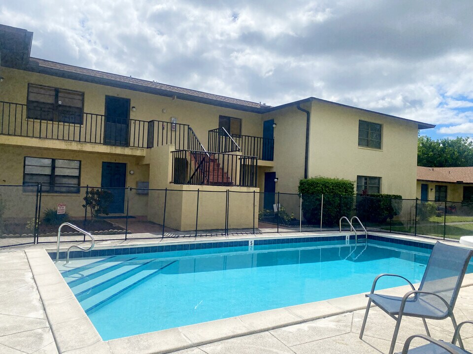 1104 SE 8th St in Cape Coral, FL - Building Photo