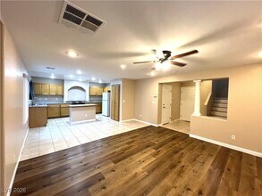 7327 Laburnum St in Las Vegas, NV - Foto de edificio - Building Photo