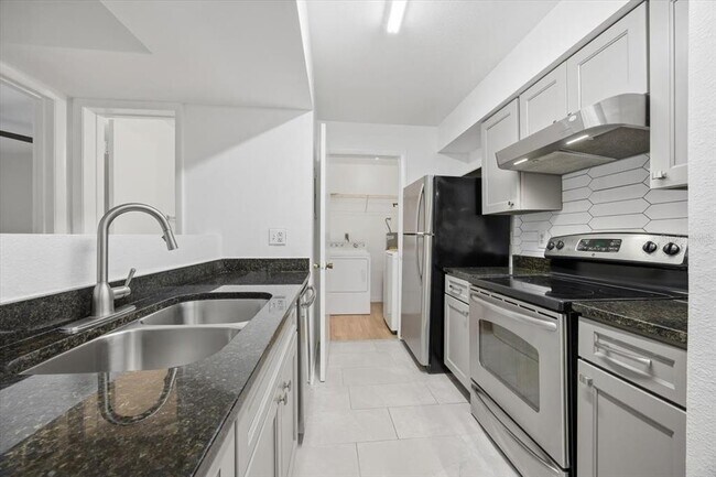 3032 Parkway Blvd in Kissimmee, FL - Foto de edificio - Building Photo