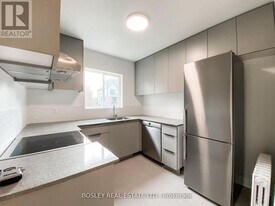 14 Wadsworth Blvd in Toronto, ON - Building Photo