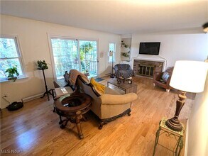 14 E Carriage Dr in Chagrin Falls, OH - Foto de edificio - Building Photo