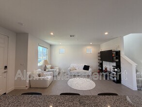 2062 Cottonwood St in Pittsburg, CA - Building Photo - Building Photo