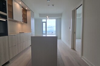 11 Yorkville Ave in Toronto, ON - Building Photo - Building Photo