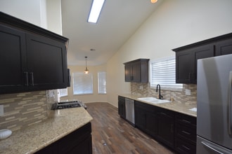 4604 Polo Jump Ct in Bakersfield, CA - Foto de edificio - Building Photo