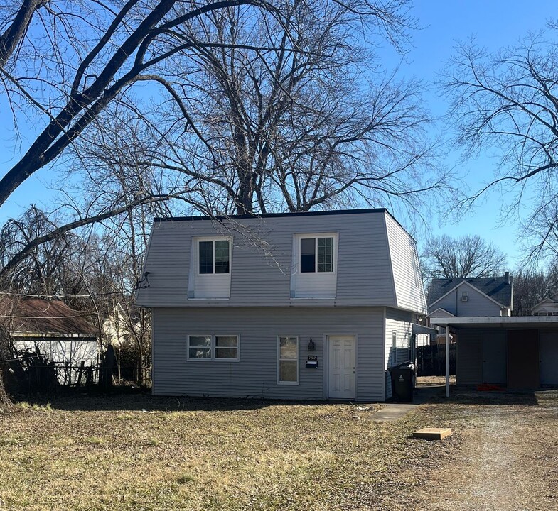 732 E Adams St in Belleville, IL - Foto de edificio