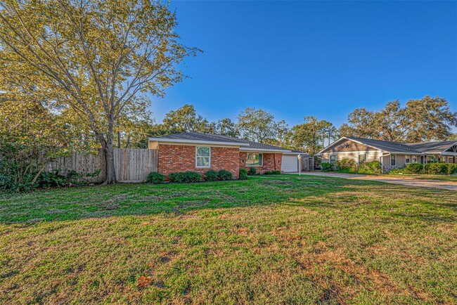 10225 Moorberry Ln in Houston, TX - Foto de edificio - Building Photo