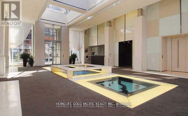 250 Wellington St W in Toronto, ON - Building Photo - Building Photo