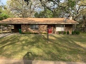 3104 S Lipsey St in Decatur, TX - Building Photo