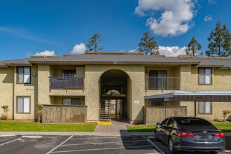 Coventry Place in Bakersfield, CA - Building Photo - Building Photo