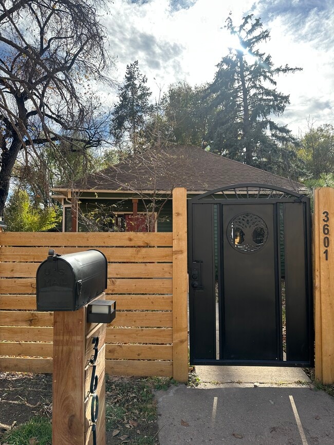 3601 W Pikes Peak Ave in Colorado Springs, CO - Building Photo - Building Photo