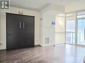 169 Fort York Blvd in Toronto, ON - Building Photo