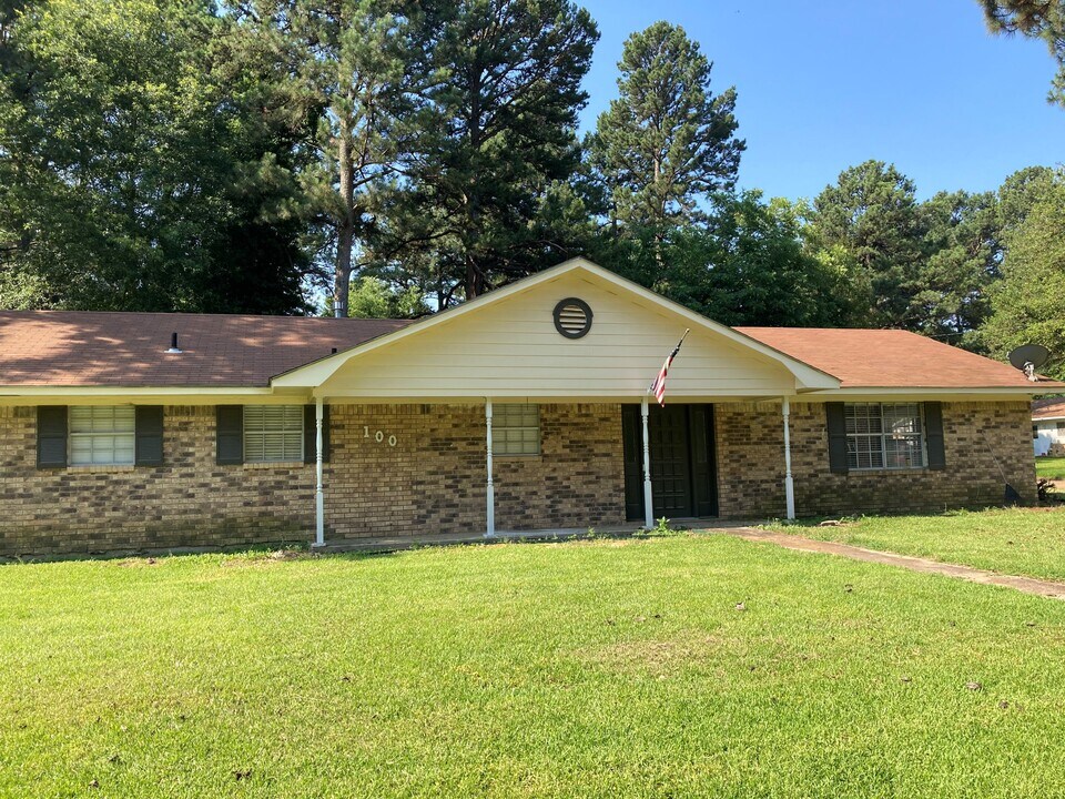 100 Medina Dr in Texarkana, TX - Building Photo