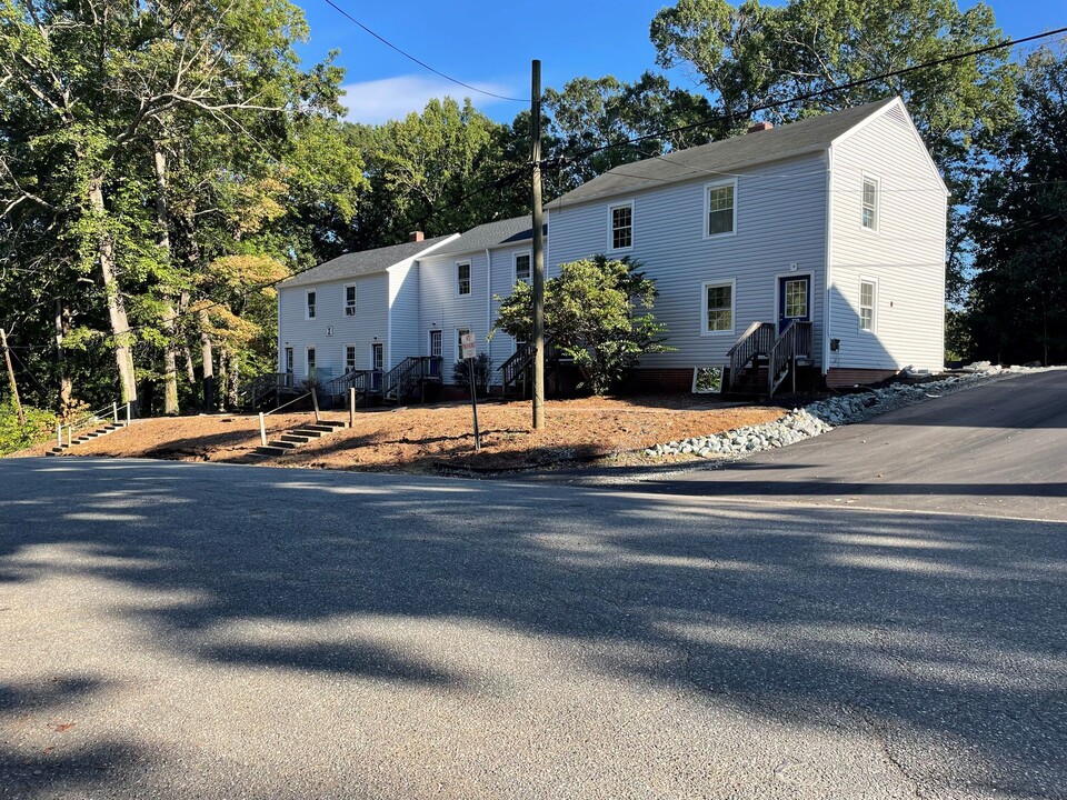 Dolphin Apartments in Siler City, NC - Building Photo