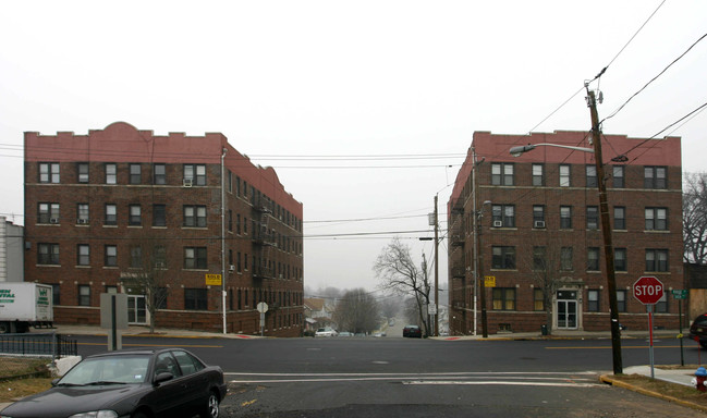 Ridge Apartments in Lyndhurst, NJ - Foto de edificio - Building Photo