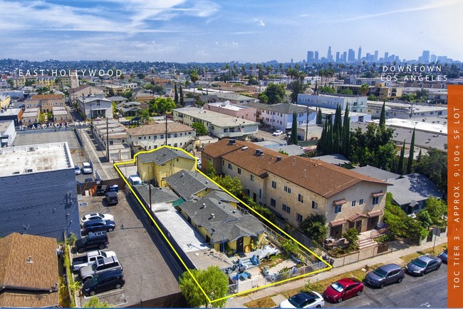 1054 Kingsley Dr in Los Angeles, CA - Foto de edificio - Building Photo