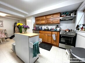 1752 Beacon St, Unit 10 in Brookline, MA - Building Photo - Building Photo
