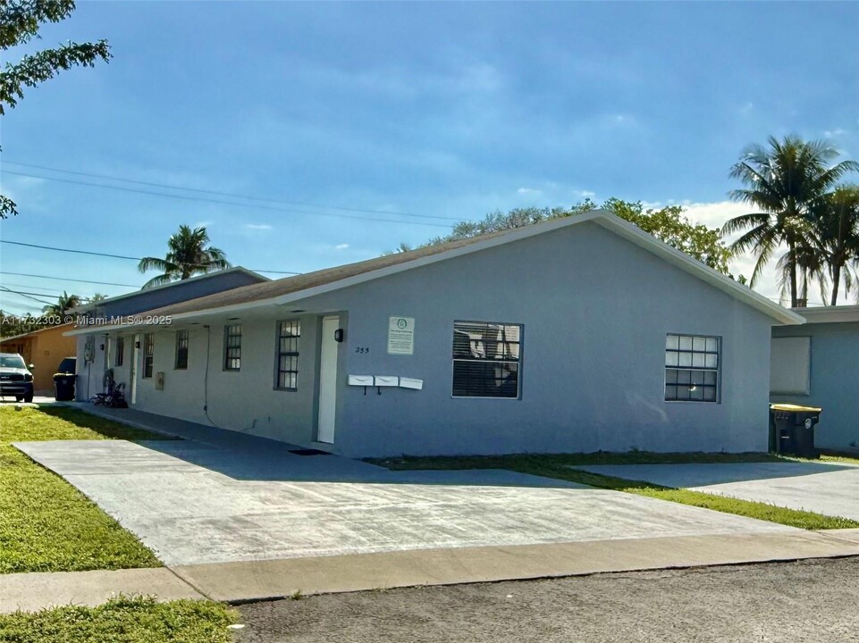 255 SW 12th St in Dania Beach, FL - Building Photo