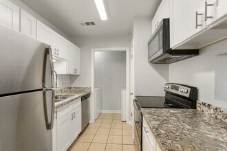 823 Hammond Manor Dr, Unit C in Baton Rouge, LA - Building Photo - Building Photo