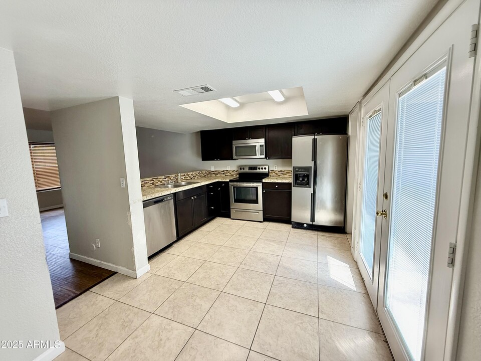 19601 N 7th St in Phoenix, AZ - Building Photo