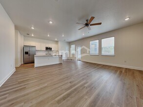 6741 Atlantic Bch Ave in Wesley Chapel, FL - Foto de edificio - Building Photo