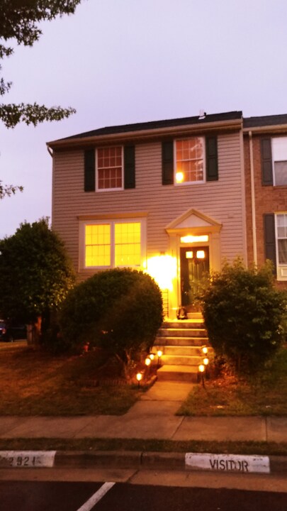 12921 Freestone Ct in Woodbridge, VA - Foto de edificio
