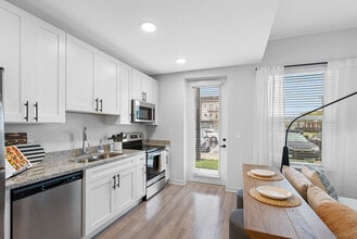 Lake Maggiore Apartments in St. Petersburg, FL - Foto de edificio - Building Photo