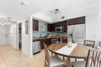41 SE 5th St, Unit 308 in Miami, FL - Building Photo - Building Photo