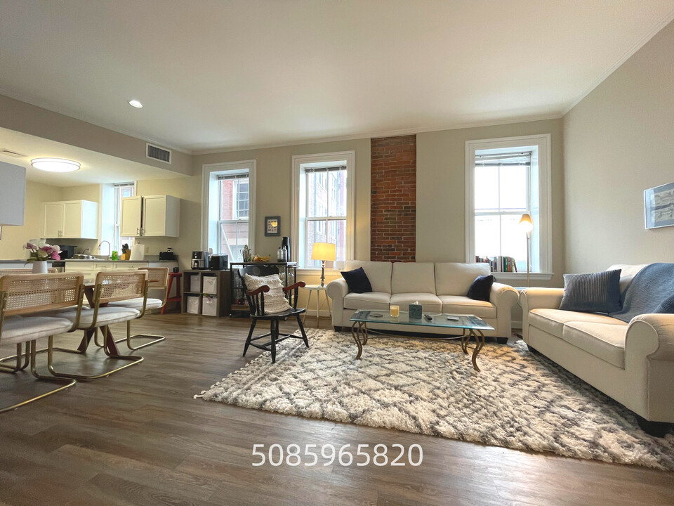 4 Davis Ave in Brookline, MA - Building Photo