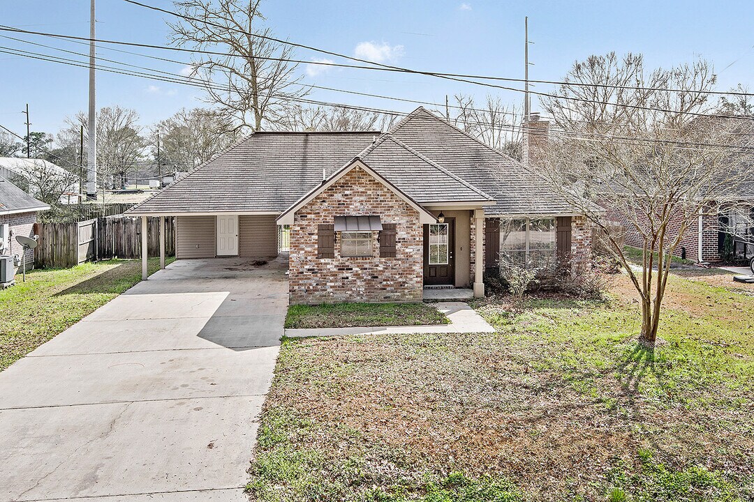14382 Carrol Ave in Walker, LA - Foto de edificio