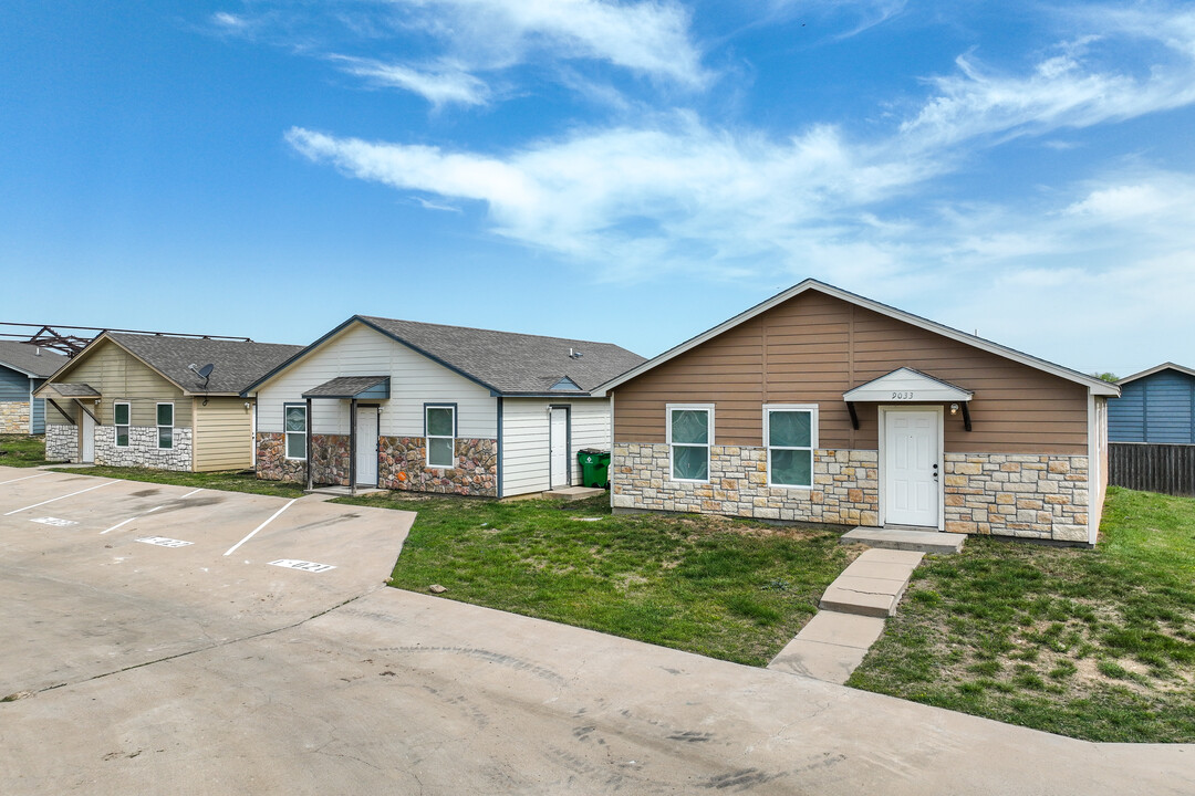 Cresson Pods Rentals in Cresson, TX - Foto de edificio